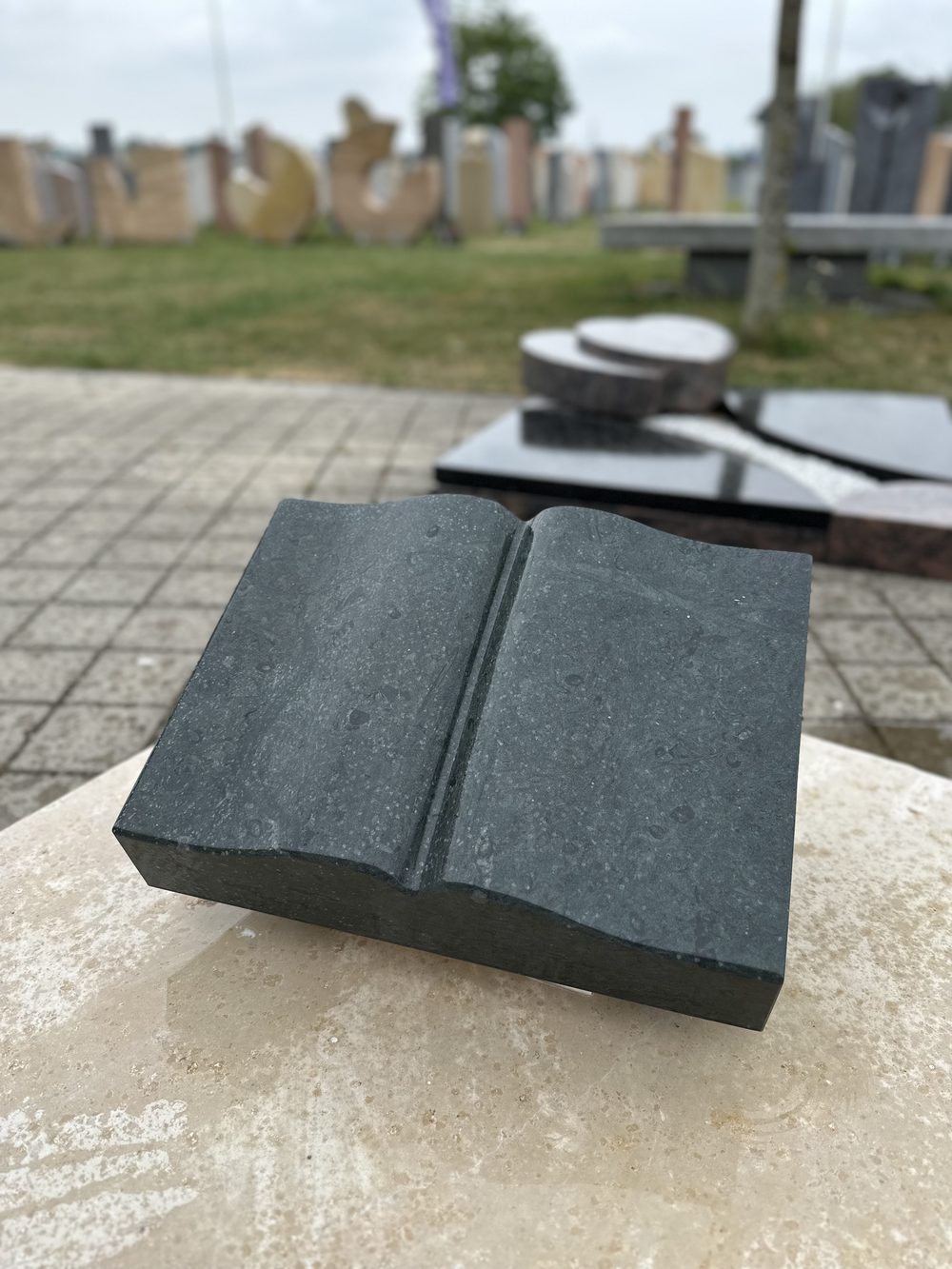 Grabstein in Form eines aufgeschlagenen Buches