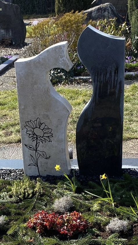 Zweiteiliger Grabstein aus hellem Jura-Kalkstein und dunklem Granit mit eingestrahlter Sonnenblume