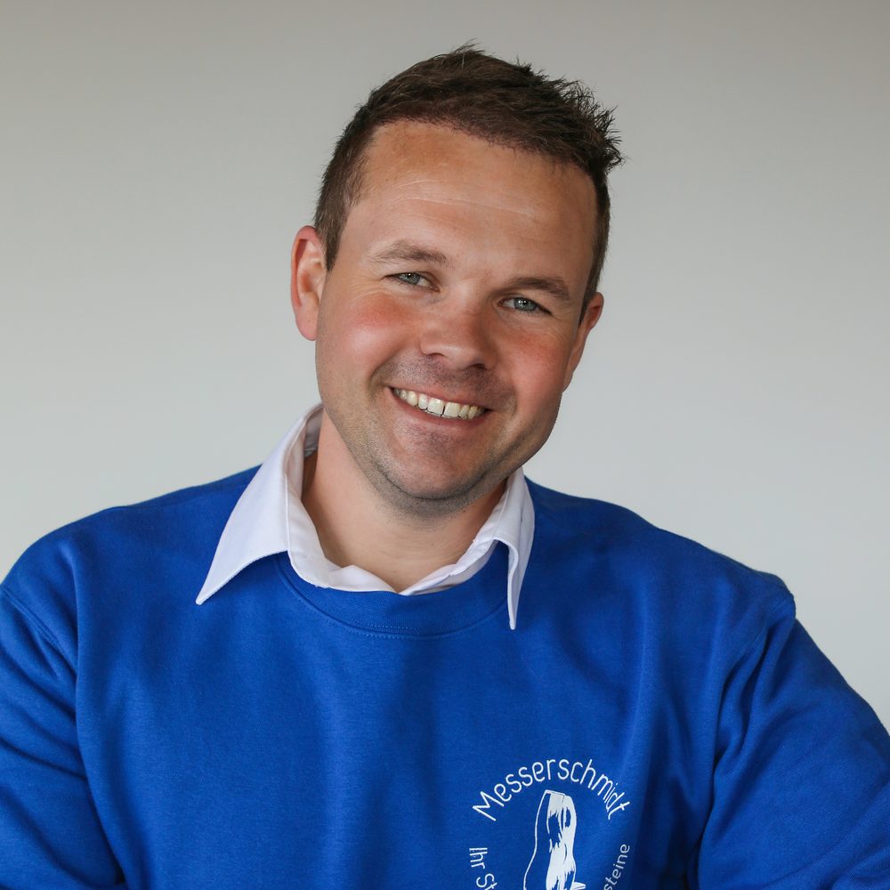 Tobias Messerschmidt im blauen Firmenshirt